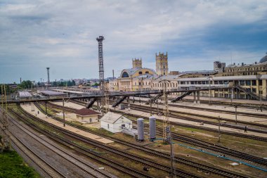 Kharkiv, Ukrayna, 15 Haziran 2024 Pasazhyrskyi tren istasyonu, Ukrayna 'nın ikinci büyük şehri. Tren istasyonu düzenli olarak Rus saldırılarının hedefi ve buna rağmen trenler çalışmaya devam ediyor..