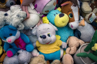 Kharkiv, Ukrayna, 15 Haziran 2024 Savaş yüzünden ölen çocukların anıtı. Anıtın ayağının dibine ölen çocukları temsil etmek için çok sayıda oyuncak yerleştirildi..