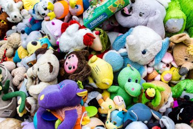 Kharkiv, Ukrayna, 15 Haziran 2024 Savaş yüzünden ölen çocukların anıtı. Anıtın ayağının dibine ölen çocukları temsil etmek için çok sayıda oyuncak yerleştirildi..