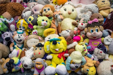 Kharkiv, Ukrayna, 15 Haziran 2024 Savaş yüzünden ölen çocukların anıtı. Anıtın ayağının dibine ölen çocukları temsil etmek için çok sayıda oyuncak yerleştirildi..