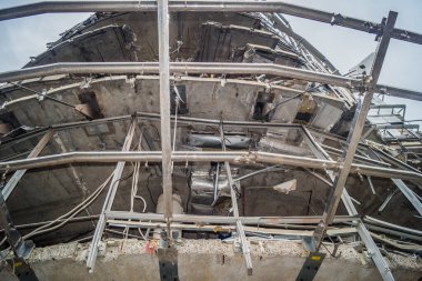 Kharkiv, Ukrayna, 15 Haziran 2024 Hasarlı bina Kharkiv 'de. Bina füze ve şarapnel yağmuruna tutuldu. Sivil altyapı Rus ordusunun her zamanki hedefi ve şehir hâlâ ateş altında..
