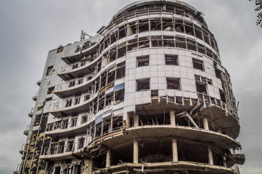 Kharkiv, Ukrayna, 15 Haziran 2024 Hasarlı bina Kharkiv 'de. Bina füze ve şarapnel yağmuruna tutuldu. Sivil altyapı Rus ordusunun her zamanki hedefi ve şehir hâlâ ateş altında..