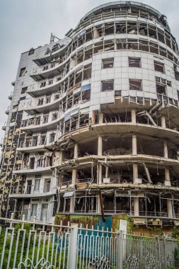 Kharkiv, Ukrayna, 15 Haziran 2024 Hasarlı bina Kharkiv 'de. Bina füze ve şarapnel yağmuruna tutuldu. Sivil altyapı Rus ordusunun her zamanki hedefi ve şehir hâlâ ateş altında..