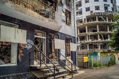 Kharkiv, Ukrayna, 15 Haziran 2024 Hasarlı bina Kharkiv 'de. Bina füze ve şarapnel yağmuruna tutuldu. Sivil altyapı Rus ordusunun her zamanki hedefi ve şehir hâlâ ateş altında..