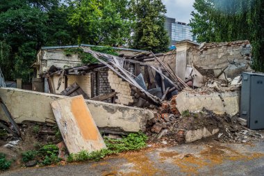 Kharkiv, Ukrayna, 15 Haziran 2024 Hasarlı bina Kharkiv 'de. Bina füze ve şarapnel yağmuruna tutuldu. Sivil altyapı Rus ordusunun her zamanki hedefi ve şehir hâlâ ateş altında..