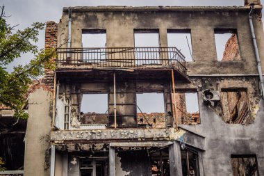 Kharkiv, Ukrayna, 15 Haziran 2024 Hasarlı bina Kharkiv 'de. Bina füze ve şarapnel yağmuruna tutuldu. Sivil altyapı Rus ordusunun her zamanki hedefi ve şehir hâlâ ateş altında..