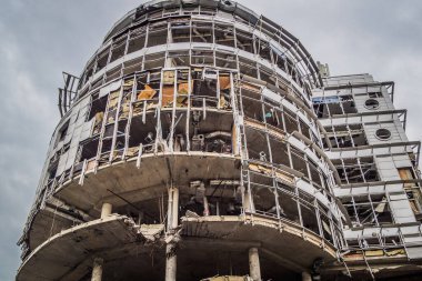 Kharkiv, Ukrayna, 15 Haziran 2024 Hasarlı bina Kharkiv 'de. Bina füze ve şarapnel yağmuruna tutuldu. Sivil altyapı Rus ordusunun her zamanki hedefi ve şehir hâlâ ateş altında..