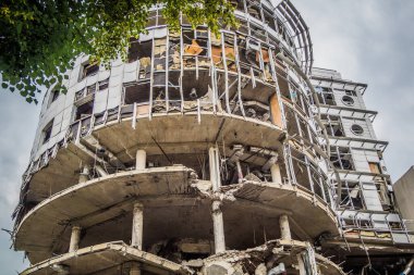 Kharkiv, Ukrayna, 15 Haziran 2024 Hasarlı bina Kharkiv 'de. Bina füze ve şarapnel yağmuruna tutuldu. Sivil altyapı Rus ordusunun her zamanki hedefi ve şehir hâlâ ateş altında..