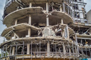 Kharkiv, Ukrayna, 15 Haziran 2024 Hasarlı bina Kharkiv 'de. Bina füze ve şarapnel yağmuruna tutuldu. Sivil altyapı Rus ordusunun her zamanki hedefi ve şehir hâlâ ateş altında..