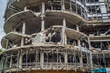 Kharkiv, Ukrayna, 15 Haziran 2024 Hasarlı bina Kharkiv 'de. Bina füze ve şarapnel yağmuruna tutuldu. Sivil altyapı Rus ordusunun her zamanki hedefi ve şehir hâlâ ateş altında..