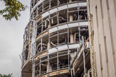Kharkiv, Ukrayna, 15 Haziran 2024 Hasarlı bina Kharkiv 'de. Bina füze ve şarapnel yağmuruna tutuldu. Sivil altyapı Rus ordusunun her zamanki hedefi ve şehir hâlâ ateş altında..