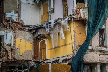 Kharkiv, Ukrayna, 15 Haziran 2024 Hasarlı bina Kharkiv 'de. Bina füze ve şarapnel yağmuruna tutuldu. Sivil altyapı Rus ordusunun her zamanki hedefi ve şehir hâlâ ateş altında..
