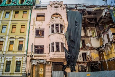 Kharkiv, Ukrayna, 15 Haziran 2024 Hasarlı bina Kharkiv 'de. Bina füze ve şarapnel yağmuruna tutuldu. Sivil altyapı Rus ordusunun her zamanki hedefi ve şehir hâlâ ateş altında..