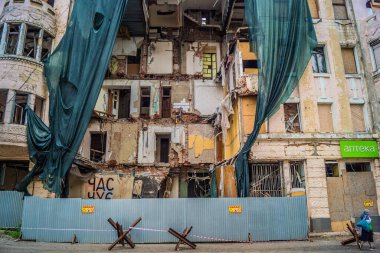 Kharkiv, Ukrayna, 15 Haziran 2024 Hasarlı bina Kharkiv 'de. Bina füze ve şarapnel yağmuruna tutuldu. Sivil altyapı Rus ordusunun her zamanki hedefi ve şehir hâlâ ateş altında..