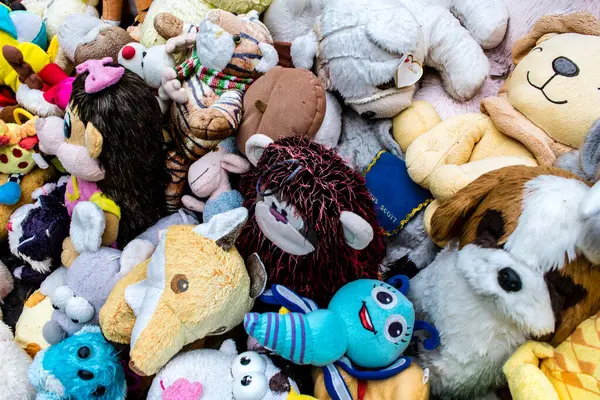 Kharkiv, Ukrayna, 15 Haziran 2024 Savaş yüzünden ölen çocukların anıtı. Anıtın ayağının dibine ölen çocukları temsil etmek için çok sayıda oyuncak yerleştirildi..