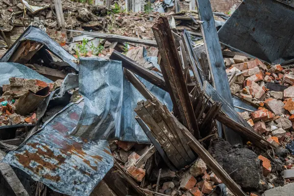 Kharkiv, Ukrayna, 15 Haziran 2024 Hasarlı bina Kharkiv 'de. Bina füze ve şarapnel yağmuruna tutuldu. Sivil altyapı Rus ordusunun her zamanki hedefi ve şehir hâlâ ateş altında..