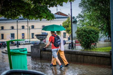 Kharkiv, Ukrayna, 16 Haziran 2024 Kharkiv sokaklarında yürüyen insanlar. Rusya ile savaş sırasında, Harkiv sakinleri her gün Rus füzeleri ve sirenleri tarafından hedef alınmıştı..