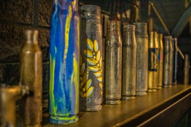 Kharkiv, Ukrayna, 16 Haziran 2024 Kharkiv 'deki bu restoran askerler, gazeteciler ve gönüllüler arasında ayrıcalıklı bir buluşma yeridir. Bu restoran askerlere verilen yemekleri de pişirir..