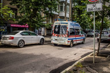 Kharkiv, Ukrayna, 16 Haziran 2024 Rusya ile savaş sırasında Kharkiv şehir merkezinden bir ambulans geçiyor, Kharkiv Rus füzeleri ve sirenlerinin sesi her gün duyuluyor.