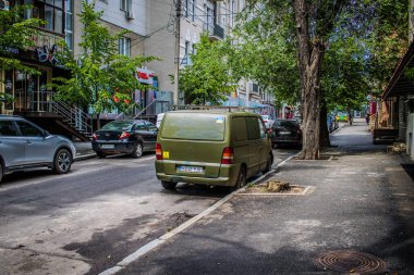 Kharkiv, Ukrayna, 16 Haziran 2024 'te Rusya ile savaş sırasında Harkiv şehir merkezine park edilmiş askeri araç, askerler ve gönüllüler tarafından şehirde dolaşmak için kullanılıyor..