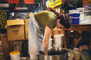 Kharkiv, Ukrayna, 17 Haziran 2024 Palyanica yardım kuruluşundan gönüllüler Ukrayna askerleri için ev yapımı yemekler pişirdiler. Bazı yemekler İHA 'larla savaş bölgelerine teslim edilmek üzere pişirilir..