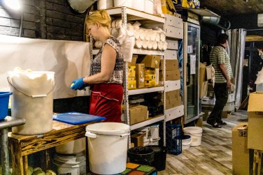 Kharkiv, Ukrayna, 17 Haziran 2024 Palyanica yardım kuruluşundan gönüllüler Ukrayna askerleri için ev yapımı yemekler pişirdiler. Bazı yemekler İHA 'larla savaş bölgelerine teslim edilmek üzere pişirilir..