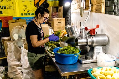 Kharkiv, Ukrayna, 17 Haziran 2024 Palyanica yardım kuruluşundan gönüllüler Ukrayna askerleri için ev yapımı yemekler pişirdiler. Bazı yemekler İHA 'larla savaş bölgelerine teslim edilmek üzere pişirilir..