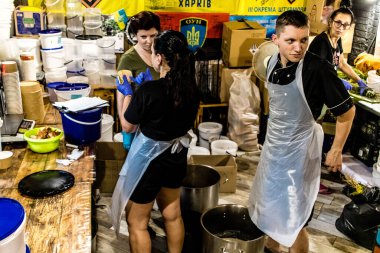 Kharkiv, Ukrayna, 17 Haziran 2024 Palyanica yardım kuruluşundan gönüllüler Ukrayna askerleri için ev yapımı yemekler pişirdiler. Bazı yemekler İHA 'larla savaş bölgelerine teslim edilmek üzere pişirilir..