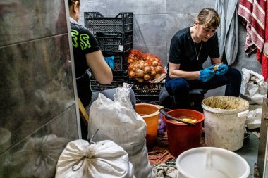 Kharkiv, Ukrayna, 17 Haziran 2024 Palyanica yardım kuruluşundan gönüllüler Ukrayna askerleri için ev yapımı yemekler pişirdiler. Bazı yemekler İHA 'larla savaş bölgelerine teslim edilmek üzere pişirilir..