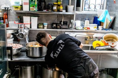 Kharkiv, Ukrayna, 17 Haziran 2024 Palyanica yardım kuruluşundan gönüllüler Ukrayna askerleri için ev yapımı yemekler pişirdiler. Bazı yemekler İHA 'larla savaş bölgelerine teslim edilmek üzere pişirilir..