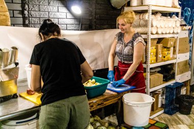 Kharkiv, Ukrayna, 17 Haziran 2024 Palyanica yardım kuruluşundan gönüllüler Ukrayna askerleri için ev yapımı yemekler pişirdiler. Bazı yemekler İHA 'larla savaş bölgelerine teslim edilmek üzere pişirilir..