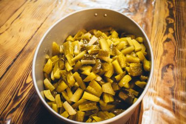 Kharkiv, Ukrayna, 17 Haziran 2024 Palyanica yardım kuruluşunun mutfağında Ukrayna askerleri için farklı türde ev yapımı yemekler hazırlayan gönüllüler..