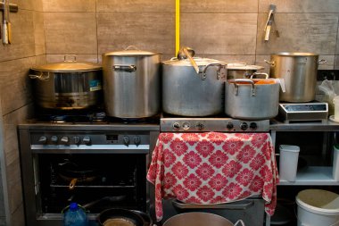 Kharkiv, Ukrayna, 17 Haziran 2024 Palyanica yardım kuruluşunun mutfağında Ukrayna askerleri için farklı türde ev yapımı yemekler hazırlayan gönüllüler..