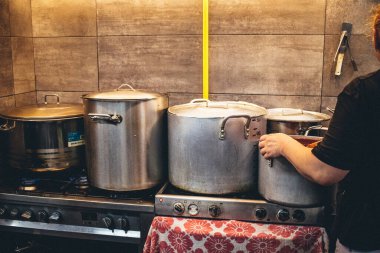 Kharkiv, Ukrayna, 17 Haziran 2024 Palyanica yardım kuruluşunun mutfağında Ukrayna askerleri için farklı türde ev yapımı yemekler hazırlayan gönüllüler..