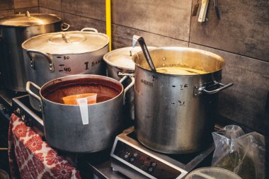 Kharkiv, Ukrayna, 17 Haziran 2024 Palyanica yardım kuruluşunun mutfağında Ukrayna askerleri için farklı türde ev yapımı yemekler hazırlayan gönüllüler..