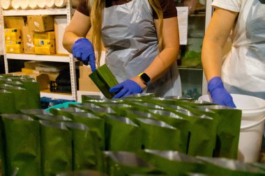 Kharkiv, Ukrayna, 17 Haziran 2024 Palyanica yardım kuruluşunun mutfağında Ukrayna askerleri için farklı türde ev yapımı yemekler hazırlayan gönüllüler..