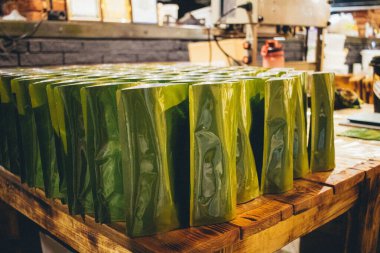 Kharkiv, Ukrayna, 17 Haziran 2024 Palyanica yardım kuruluşunun mutfağında Ukrayna askerleri için farklı türde ev yapımı yemekler hazırlayan gönüllüler..