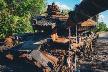 Kharkiv Cephesi, Ukrayna, 19 Haziran 2024 Kharkiv 'in kuzeyindeki saldırı sırasında Rus silahlı kuvvetleri tarafından imha edilen Ukrayna tankları. Tank insansız hava aracı saldırısıyla yok edildi.