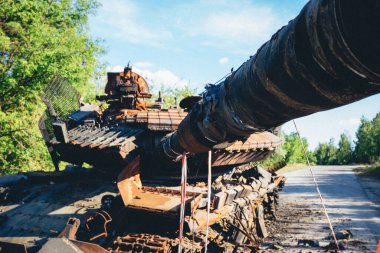 Kharkiv Cephesi, Ukrayna, 19 Haziran 2024 Kharkiv 'in kuzeyindeki saldırı sırasında Rus silahlı kuvvetleri tarafından imha edilen Ukrayna tankları. Tank insansız hava aracı saldırısıyla yok edildi.