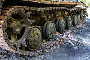 Kharkiv Cephesi, Ukrayna, 19 Haziran 2024 Kharkiv 'in kuzeyindeki saldırı sırasında Rus silahlı kuvvetleri tarafından imha edilen Ukrayna tankları. Tank insansız hava aracı saldırısıyla yok edildi.