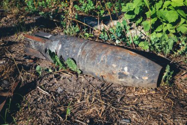 Kharkiv Cephesi, Ukrayna, 19 Haziran 2024 Kharkiv 'in kuzeyindeki saldırı sırasında Rus silahlı kuvvetleri tarafından imha edilen Ukrayna tankları. Tank insansız hava aracı saldırısıyla yok edildi.