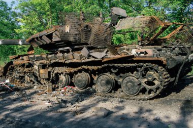 Kharkiv Cephesi, Ukrayna, 19 Haziran 2024 Kharkiv 'in kuzeyindeki saldırı sırasında Rus silahlı kuvvetleri tarafından imha edilen Ukrayna tankları. Tank insansız hava aracı saldırısıyla yok edildi.
