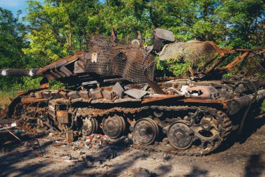 Kharkiv Cephesi, Ukrayna, 19 Haziran 2024 Kharkiv 'in kuzeyindeki saldırı sırasında Rus silahlı kuvvetleri tarafından imha edilen Ukrayna tankları. Tank insansız hava aracı saldırısıyla yok edildi.