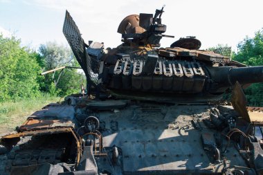 Kharkiv Cephesi, Ukrayna, 19 Haziran 2024 Kharkiv 'in kuzeyindeki saldırı sırasında Rus silahlı kuvvetleri tarafından imha edilen Ukrayna tankları. Tank insansız hava aracı saldırısıyla yok edildi.