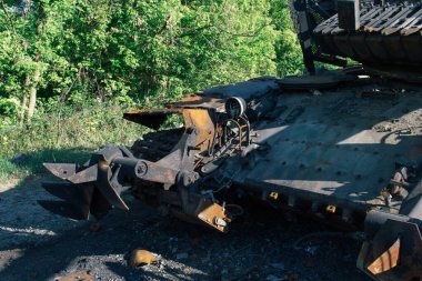 Kharkiv Cephesi, Ukrayna, 19 Haziran 2024 Kharkiv 'in kuzeyindeki saldırı sırasında Rus silahlı kuvvetleri tarafından imha edilen Ukrayna tankları. Tank insansız hava aracı saldırısıyla yok edildi.