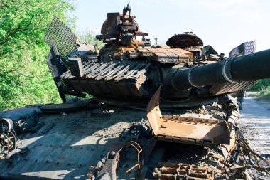 Kharkiv Cephesi, Ukrayna, 19 Haziran 2024 Kharkiv 'in kuzeyindeki saldırı sırasında Rus silahlı kuvvetleri tarafından imha edilen Ukrayna tankları. Tank insansız hava aracı saldırısıyla yok edildi.