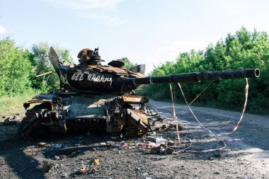 Kharkiv Cephesi, Ukrayna, 19 Haziran 2024 Kharkiv 'in kuzeyindeki saldırı sırasında Rus silahlı kuvvetleri tarafından imha edilen Ukrayna tankları. Tank insansız hava aracı saldırısıyla yok edildi.