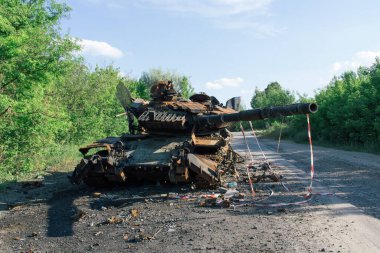 Kharkiv Cephesi, Ukrayna, 19 Haziran 2024 Kharkiv 'in kuzeyindeki saldırı sırasında Rus silahlı kuvvetleri tarafından imha edilen Ukrayna tankları. Tank insansız hava aracı saldırısıyla yok edildi.