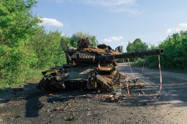 Kharkiv Cephesi, Ukrayna, 19 Haziran 2024 Kharkiv 'in kuzeyindeki saldırı sırasında Rus silahlı kuvvetleri tarafından imha edilen Ukrayna tankları. Tank insansız hava aracı saldırısıyla yok edildi.