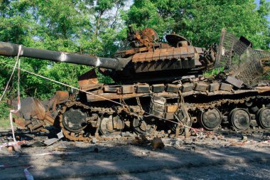 Kharkiv Cephesi, Ukrayna, 19 Haziran 2024 Kharkiv 'in kuzeyindeki saldırı sırasında Rus silahlı kuvvetleri tarafından imha edilen Ukrayna tankları. Tank insansız hava aracı saldırısıyla yok edildi.